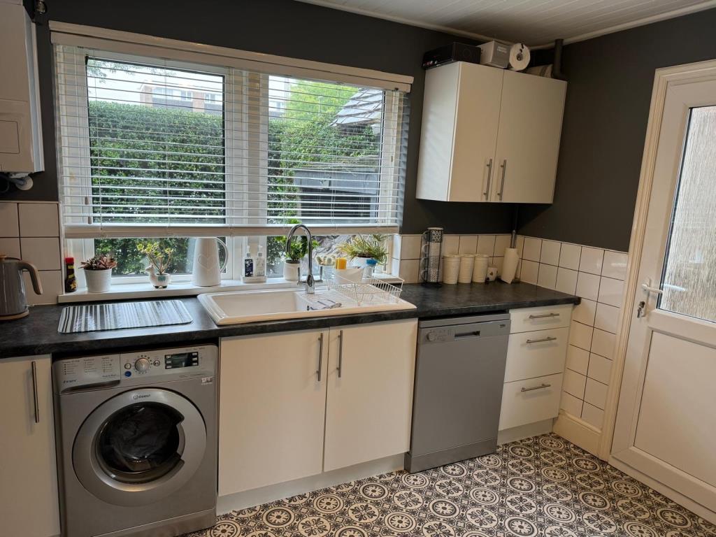 Lot: 55 - THREE-BEDROOM END-TERRACE HOUSE - Fitted kitchen